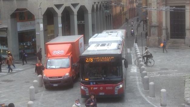 Caos Traffico In Piazza Ravegnana, Abbattuto Un Fittone