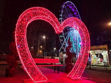 San Valentino, a Ferrara spuntano cuori e panchine ma anche l’offerta per una ‘fuga romantica’