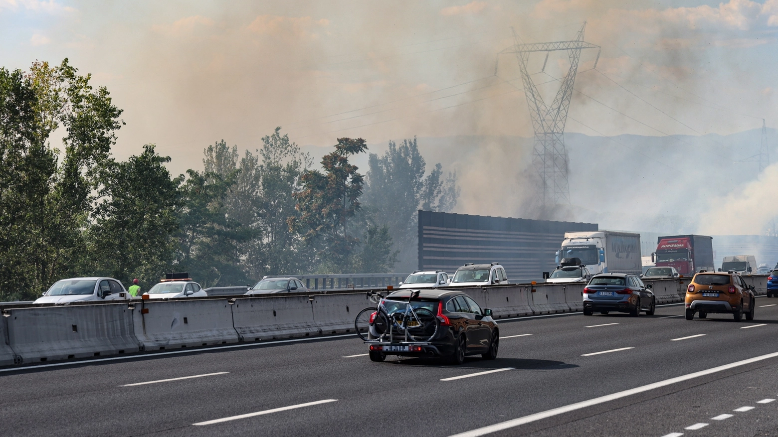 Foto di repertorio di un incendio vicino all'autostrada