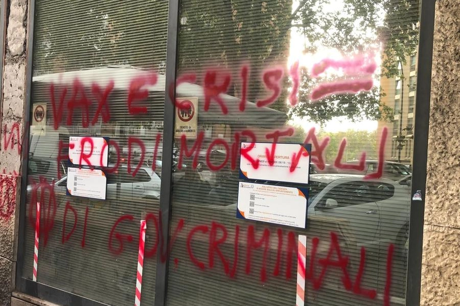 Scritte no vax all'Agenzia delle entrare di Padova, Vicenza e Roma Trastevere