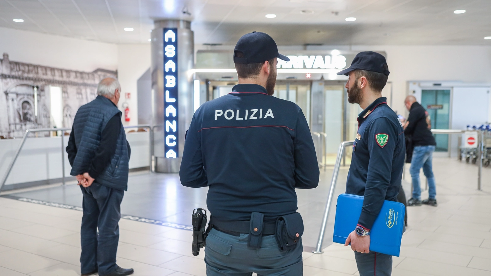 Controlli della polizia in aeroporto a Bologna (FotoSchicchi)