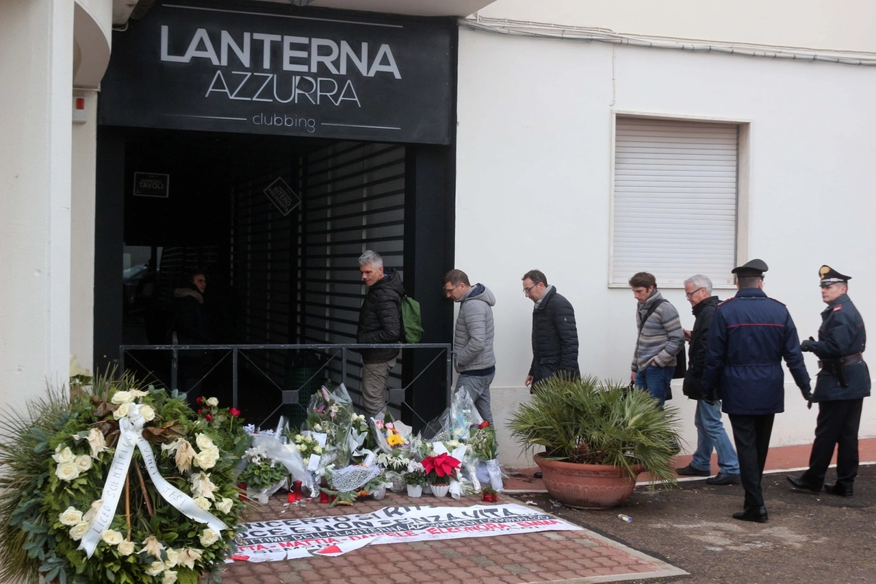 Lanterna Azzurra Clubbing, l'arrivo dei Ris (foto Effimera)