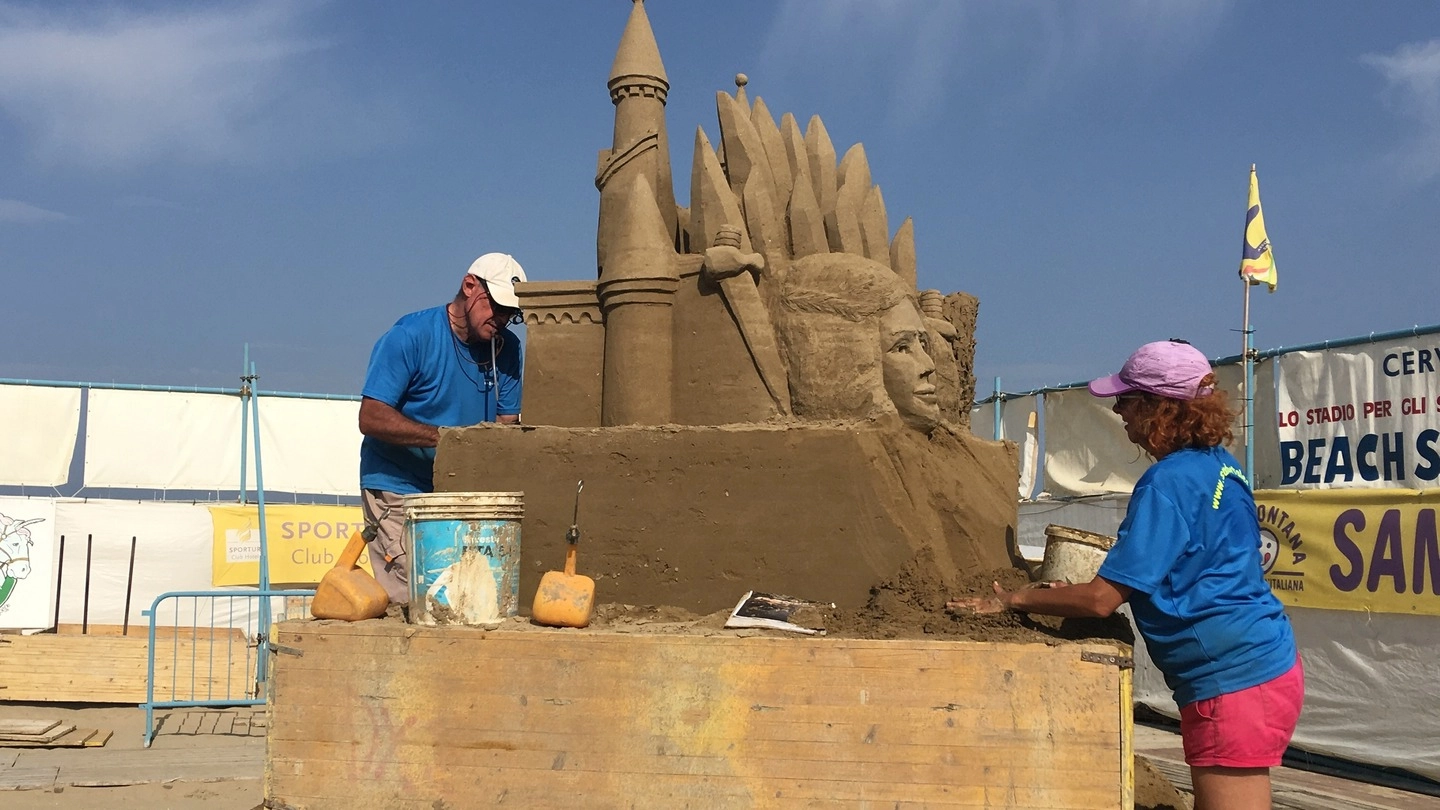 Le sculture di sabbia resteranno in riva al mare fino al 20 ottobre (Foto Bedeschi)