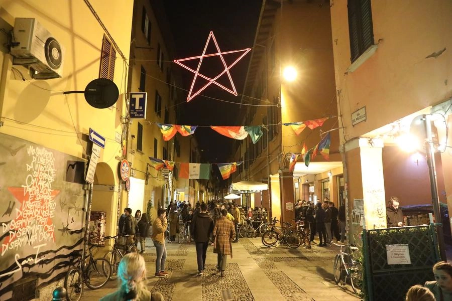 La caratteristica stella rossa in via del Pratello