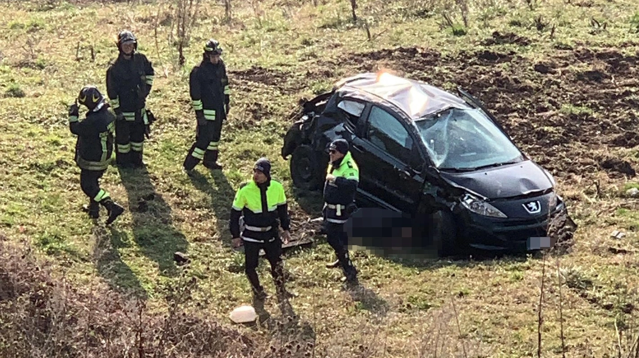 La Peugeot 205 finita nel dirupo nel Vicentino