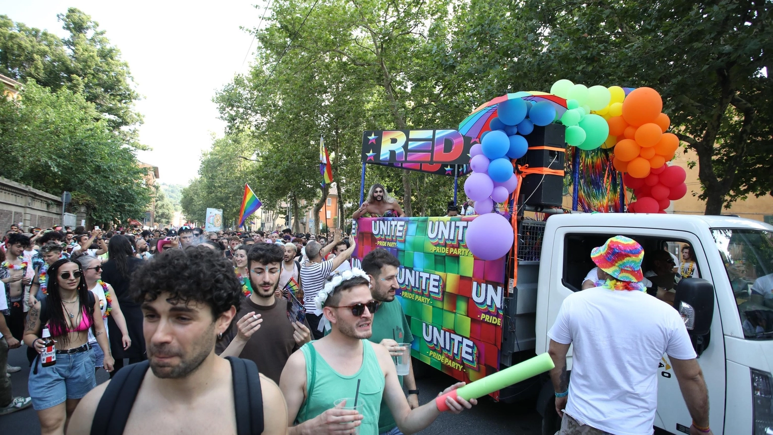 ’Rivolta Pride’, 30mila in corteo  "Qui per le famiglie arcobaleno"