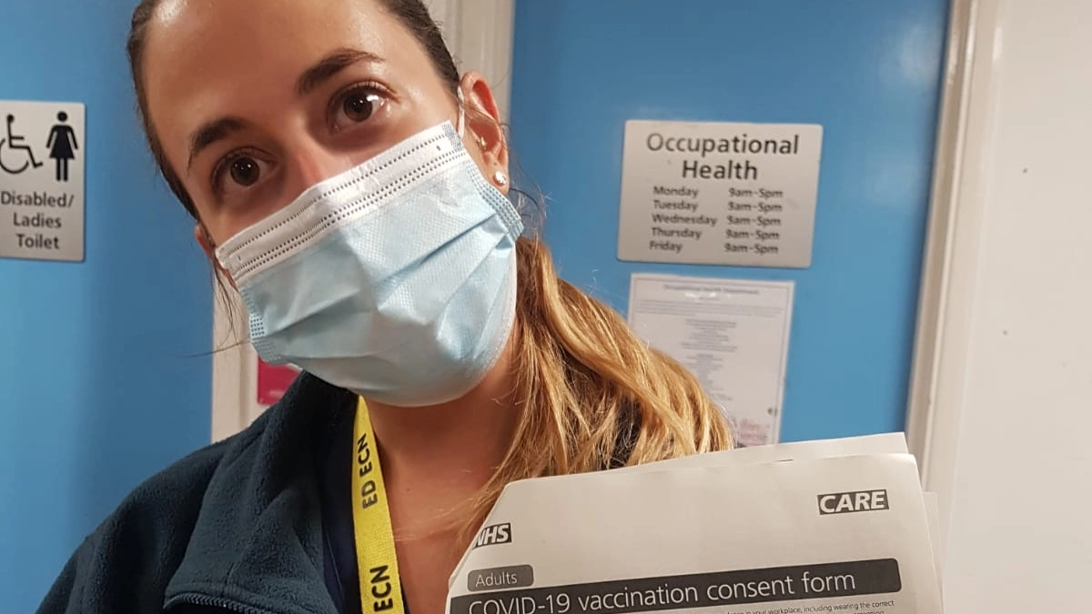 Elena Baraldi, infermiera di 30 anni. Prima italiana ad essere vaccinata