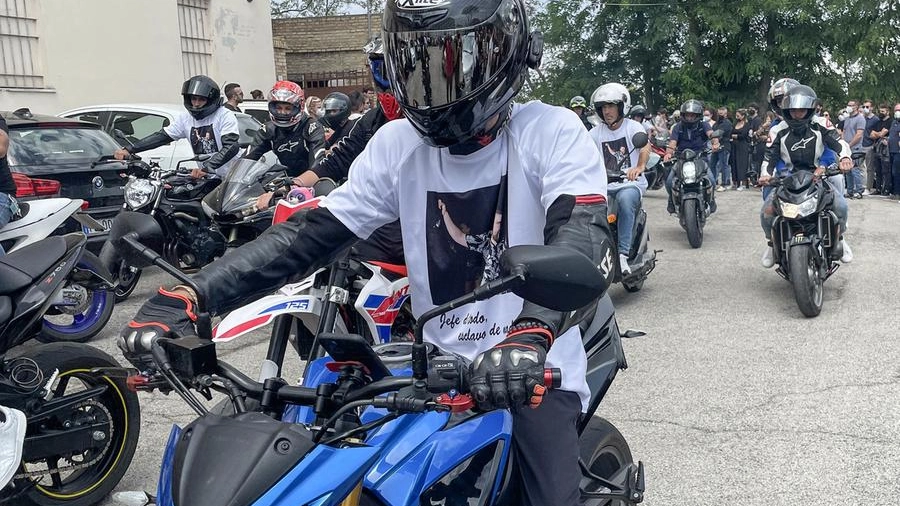 Gli amici hanno voluto rendere omaggio al 23enne Luca Corradini in moto