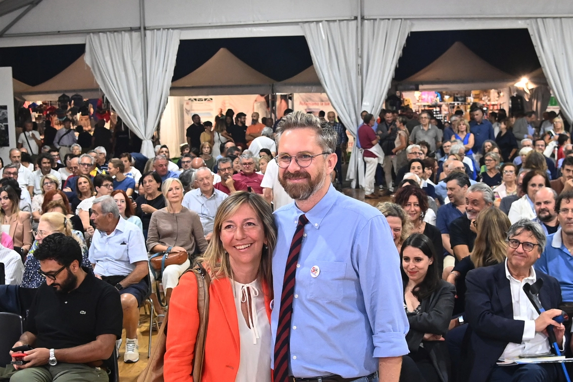 Il sindaco Matteo Lepore davanti al folto pubblico della Festa dell’Unità dove ieri sera si è tenuta la tradizionale intervista dei capiredattori di giornali e agenzie di stampa