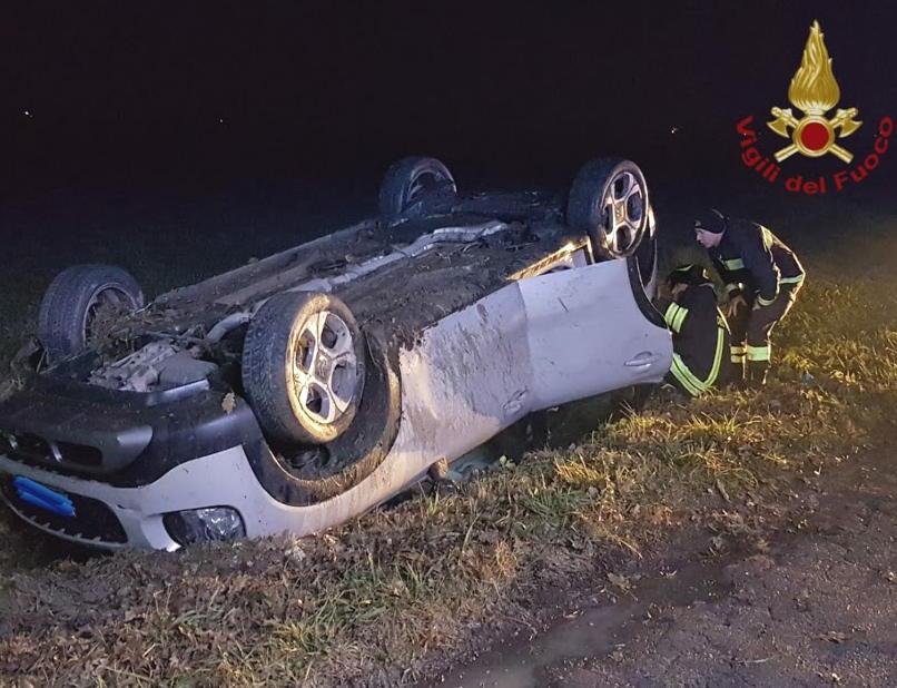 Incidente Casalgrande Con L Auto Fuori Strada Grave Un Uomo Di Anni