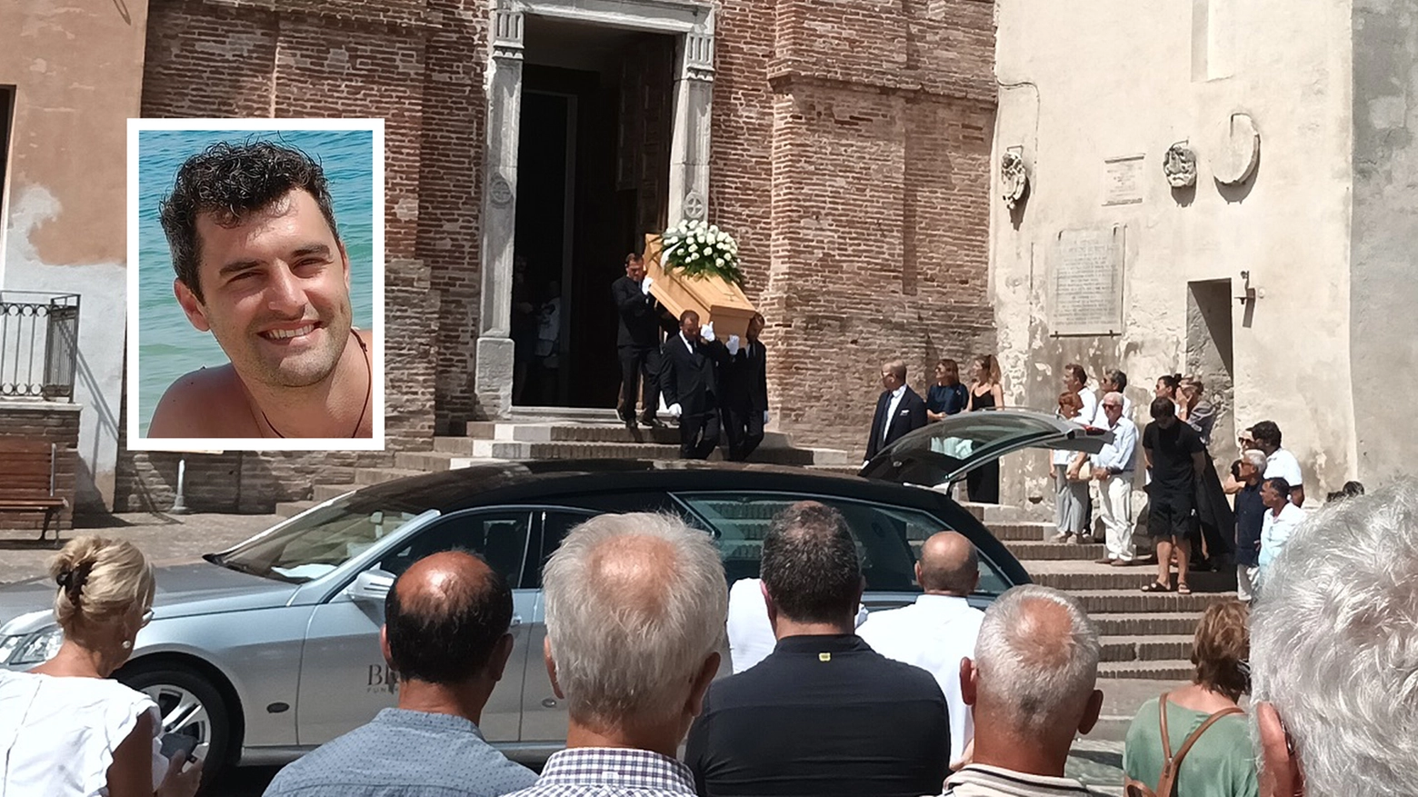 Chiesa gremita per il funerale di Lorenzo Ferri, morto in spiaggia dopo un malore