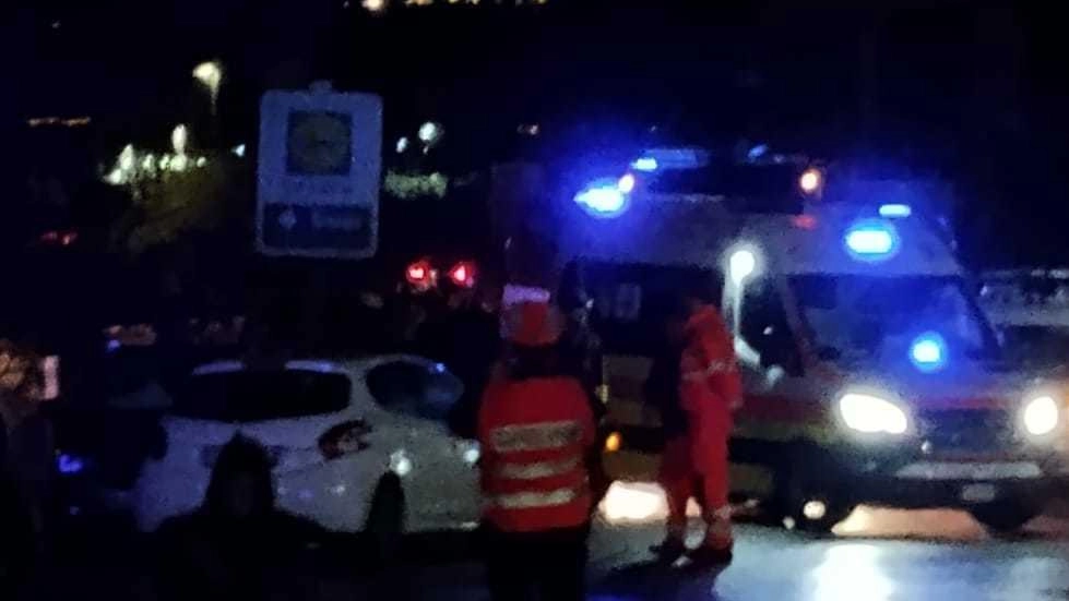 Schianto in via Farfisa tra due auto: 4 feriti portati a Torrette