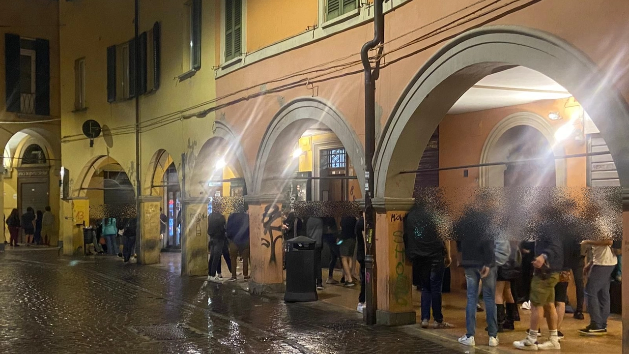 I portici di via Petroni pieni di gente