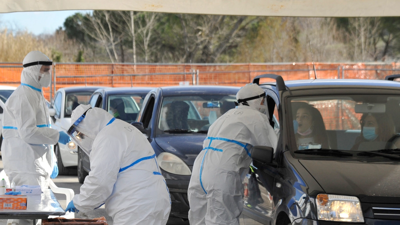 Auto in coda per i tamponi drive-in a Tolentino