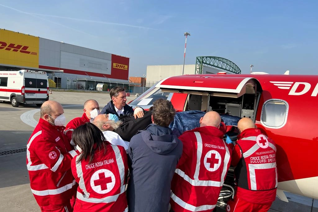 Padre Norberto Pozzi accolto al Marconi dalla Croce Rossa