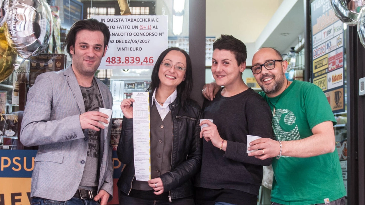 I festeggiamenti alla tabaccheria del Corso in via Santo Stefano