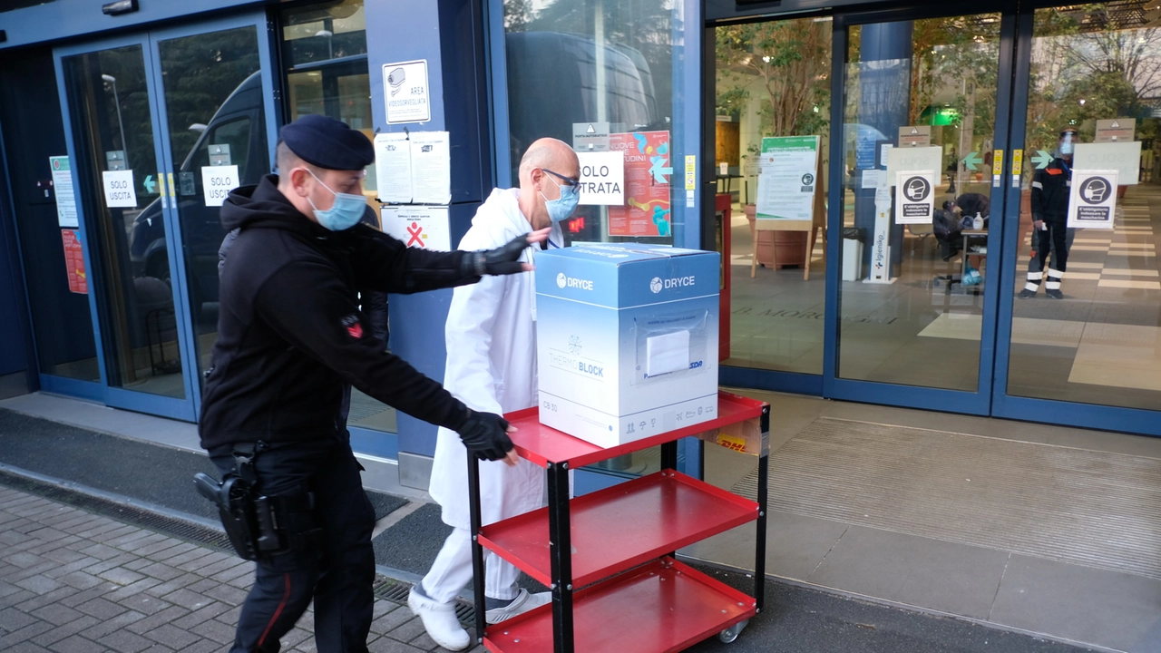 L’arrivo dei vaccini Moderna scortato dai carabinieri (Frasca)