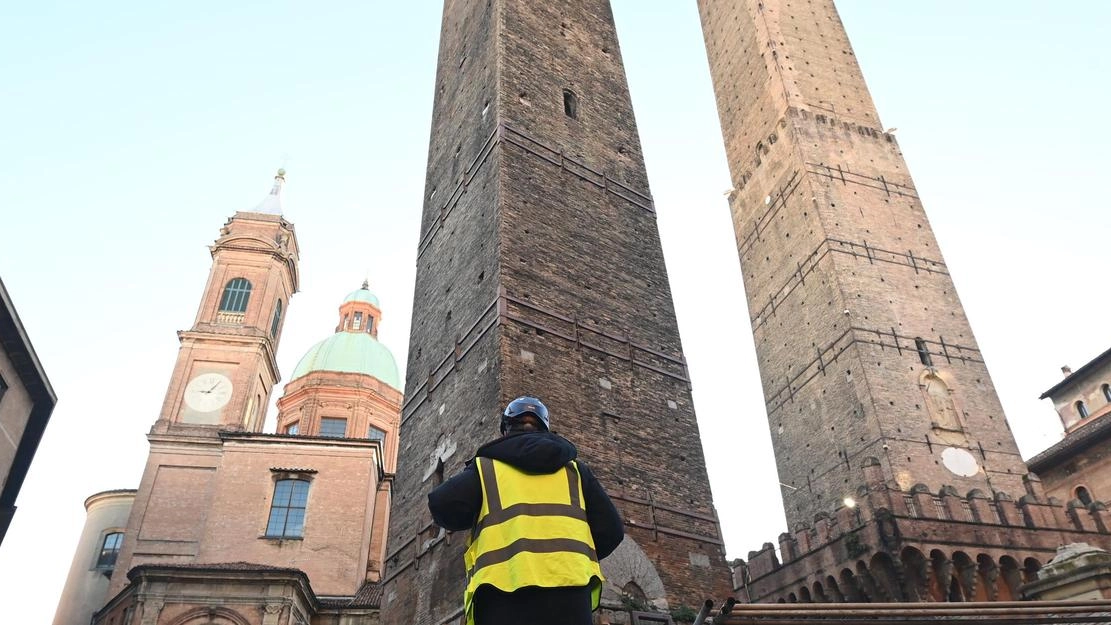 Le opposizioni contro Lepore: "Città 30 e museo della Torre sono solo misure di facciata"