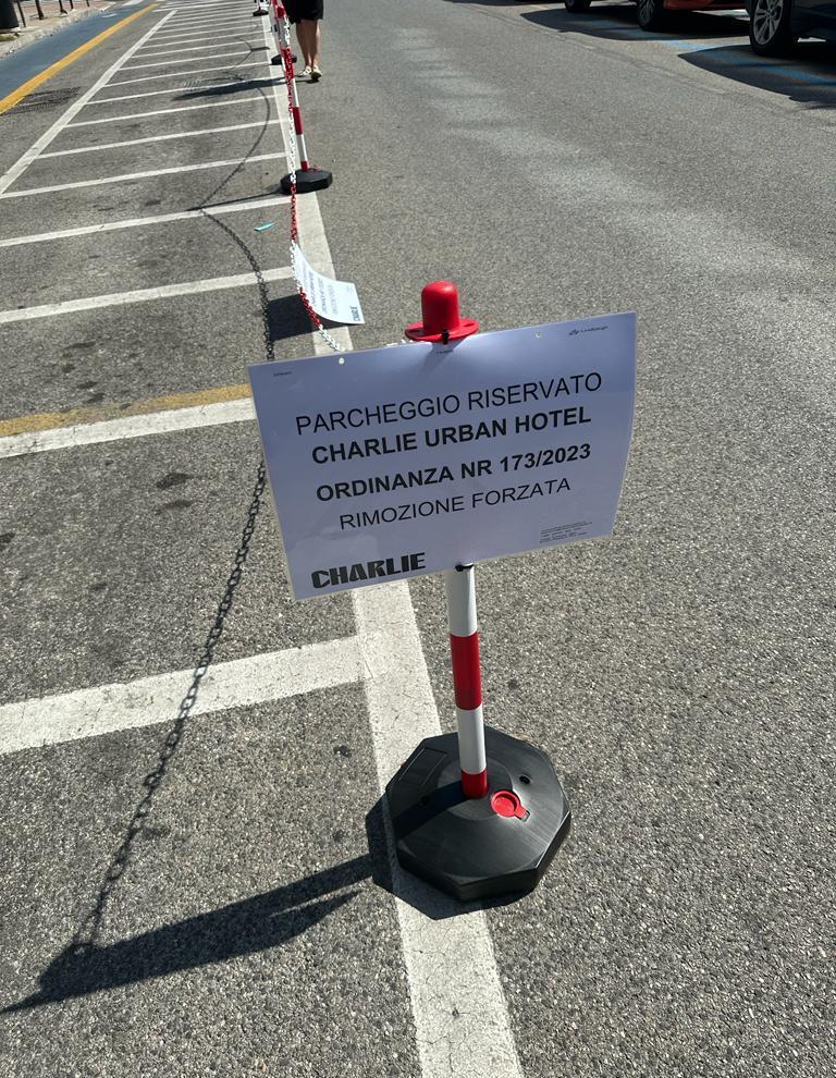 Spariti Gli Stalli Degli Scooter Solo Parcheggi Per Il Charlie