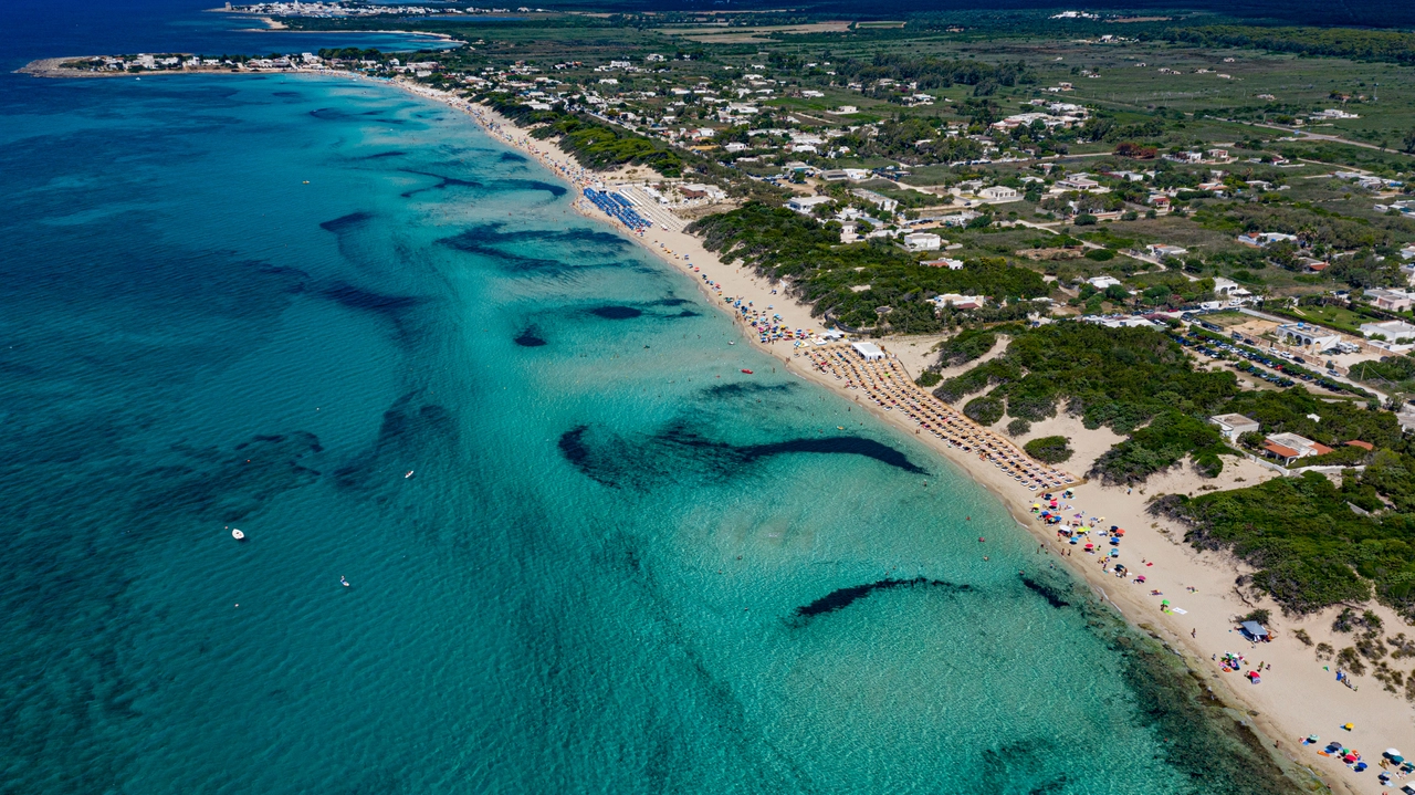 Uomo di 80 anni ritrovato in mare a Punta Prosciutto, in Salento, dopo essere scomparso per più di un'ora.