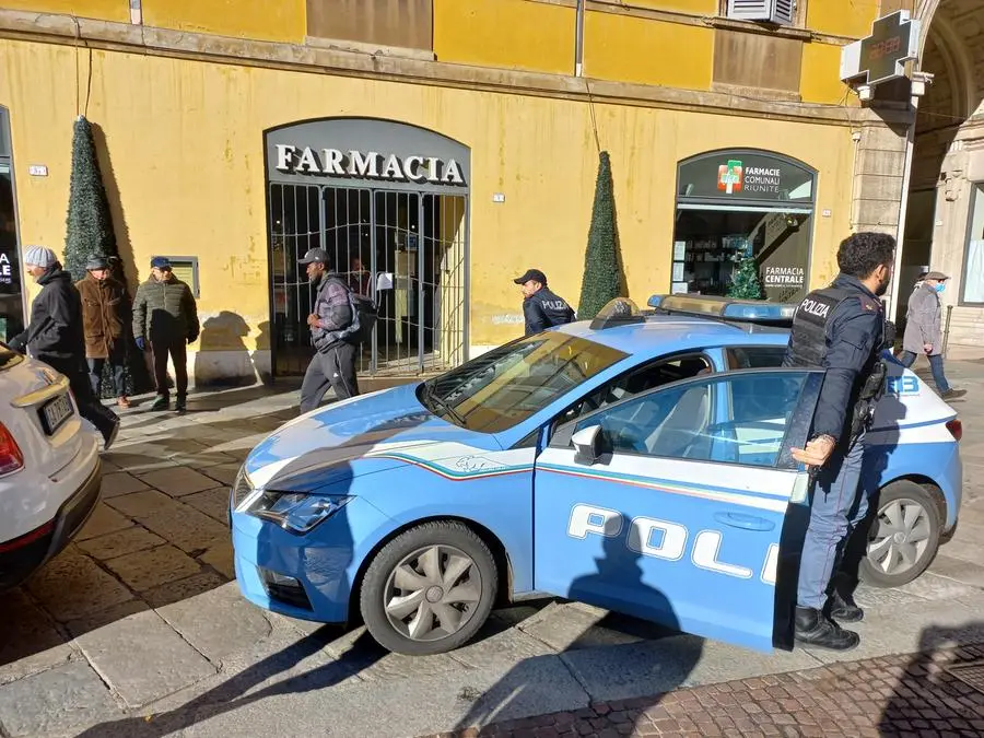 Reggio Emilia, rapina la farmacia in piazza Duomo: arrestata