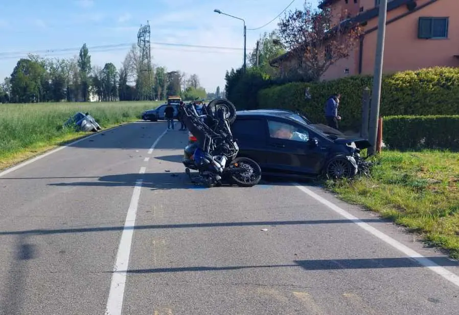 Folle Carambola Tra Quattro Vetture E Una Moto Tre Automobilisti Feriti ...