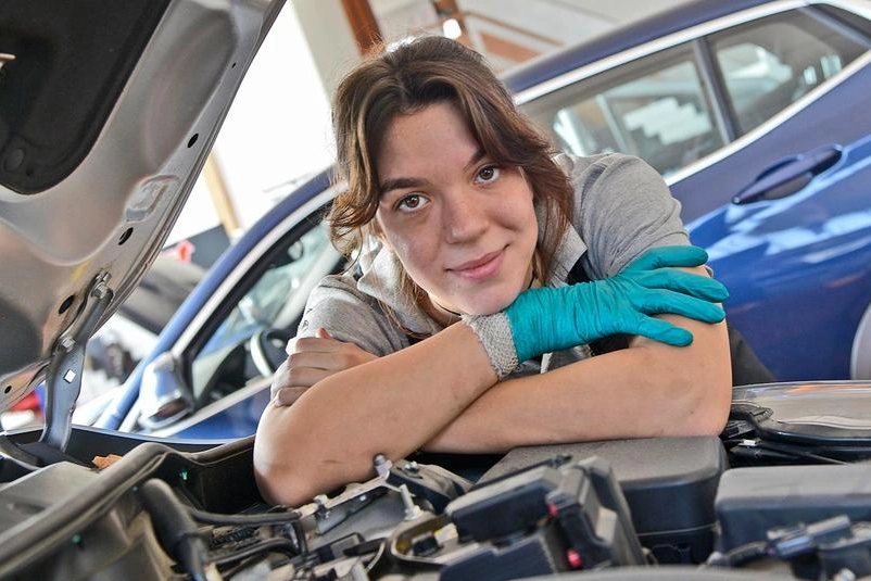 Alessia Bugamelli, 20 anni, al lavoro in officina: è stata assunta dai tre soci 