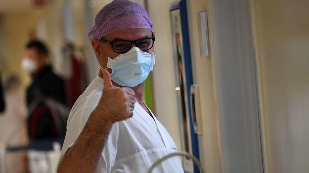 Un medico del Sant'Orsola di Bologna (foto Schicchi)