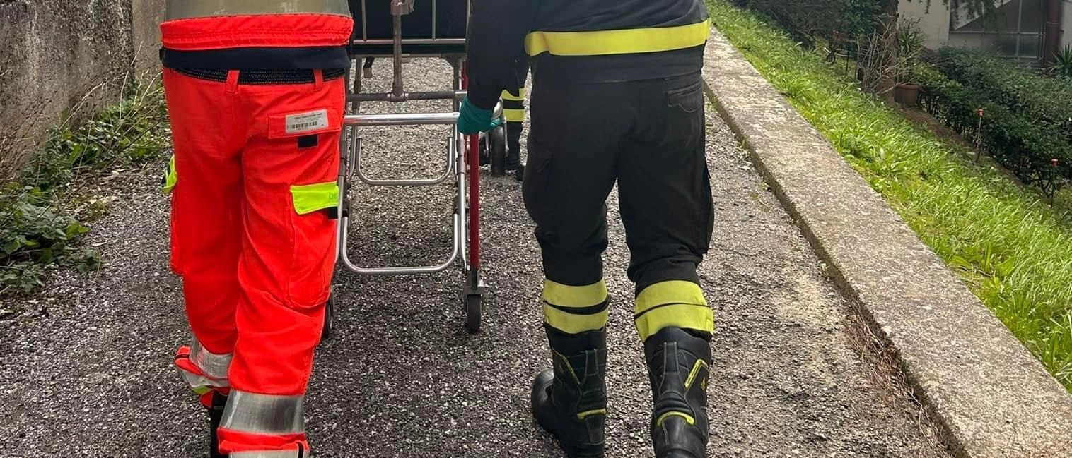 Ambulanza bloccata a causa di frana a Urbino: intervento dei vigili del fuoco per trasportare paziente al pronto soccorso. Situazione critica in via Lumumba, residenti preoccupati.