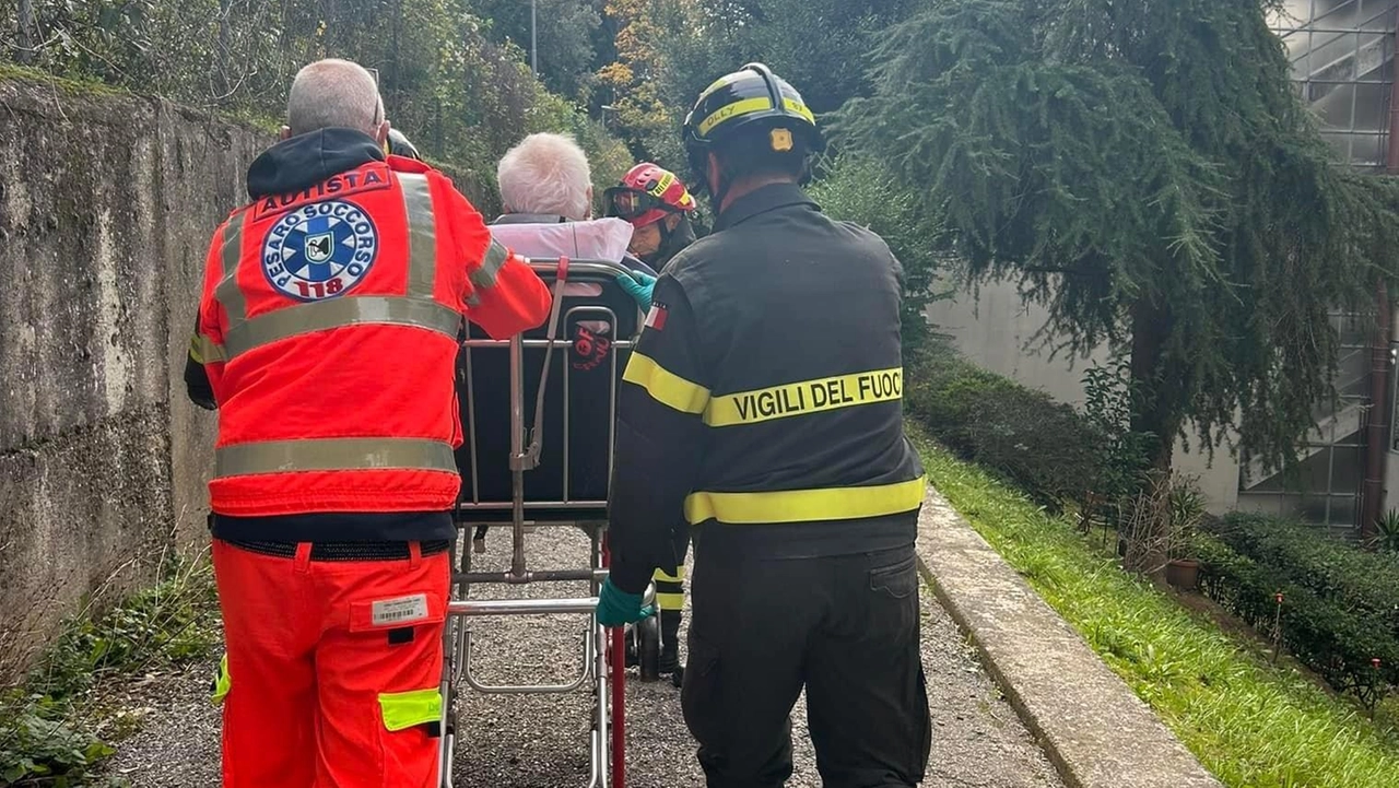 Ambulanza bloccata a causa di frana a Urbino: intervento dei vigili del fuoco per trasportare paziente al pronto soccorso. Situazione critica in via Lumumba, residenti preoccupati.