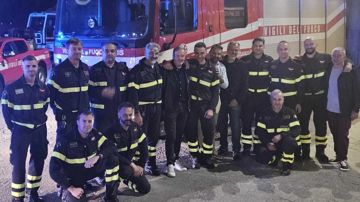 Il saluto dei vigili del fuoco al capo squadra Maurizio Prenna