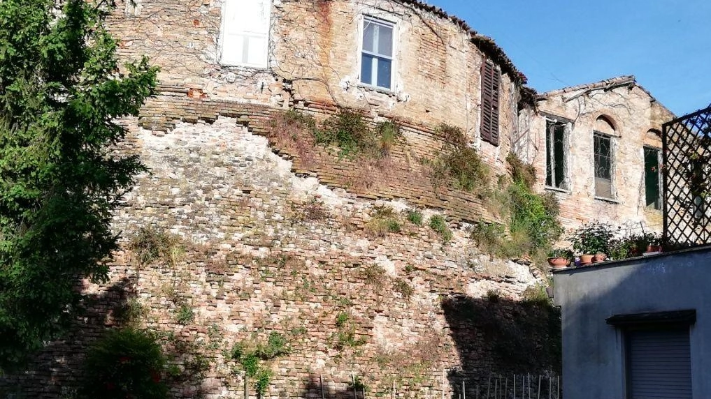 Il Comune di Cesena cerca soggetti interessati a gestire e valorizzare tre antichi edifici in disuso con una concessione di 50 anni: Ex Lazzaretto, ex Mulino di Serravalle e Acquedotto di Ponte Abbadesse. Scopo del bando è riqualificare e rifunzionalizzare i beni per avviare attività economiche e di servizio per la collettività.