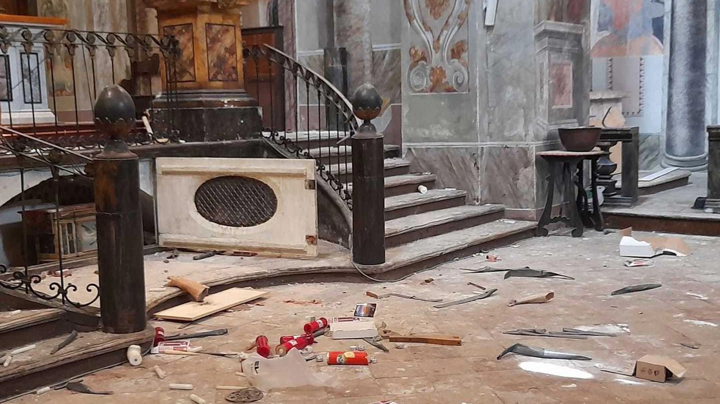 Tantissimi danni causati dal raid vandalico commesso da ignoti all’interno della chiesa della Piazzarola
