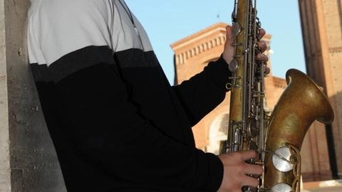 Due giovani forlivesi, uno con la passione della danza e l’altro della musica, hanno lanciato una raccolta fondi online: "Aiutateci a studiare"