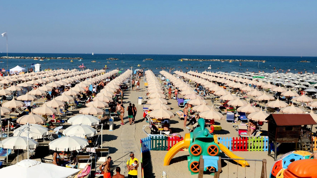 La Riviera adriatica in questi giorni segna una crescita di presenze turistiche rispetto anche alla precedente stagione. Generale la soddisfazione degli operatori turistici (foto di repertorio)