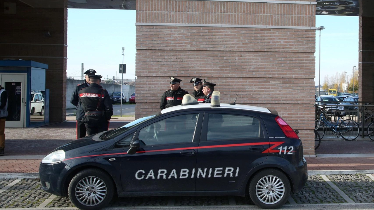 Una pattuglia dei carabinieri durante i controlli