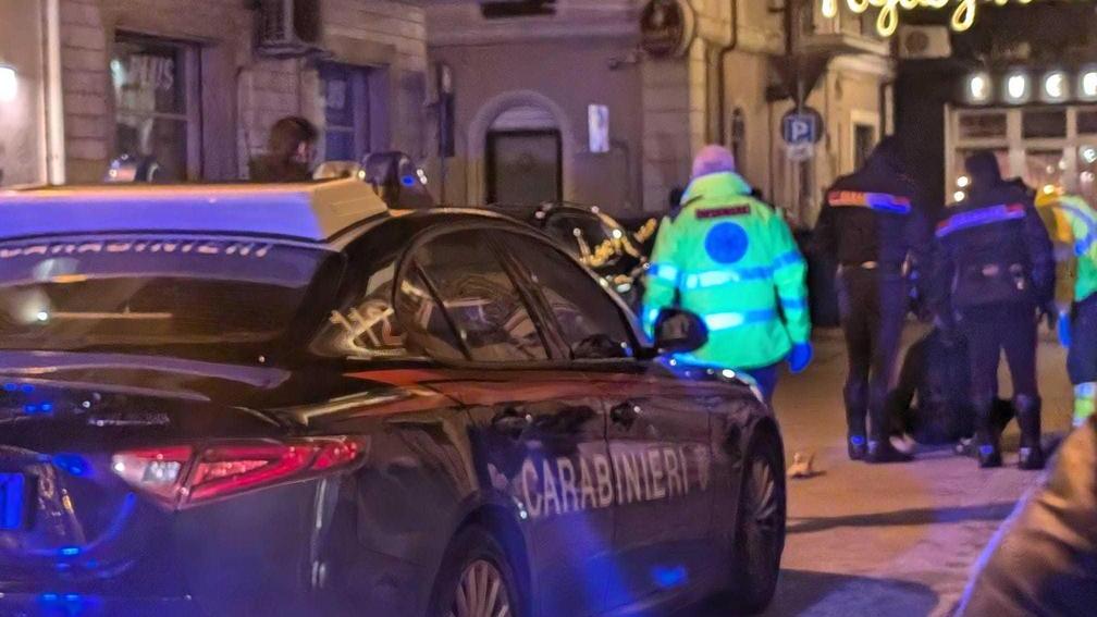 Pugni e bastonate, un giovane in ospedale