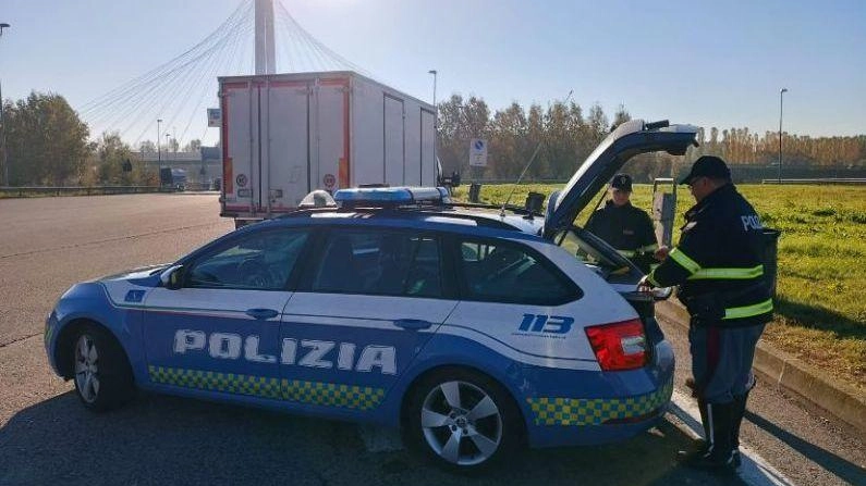 Una pattuglia della polizia stradale della sezione di. Reggio impegnata durante alcuni controlli fuori dall’uscita del casello autostradale