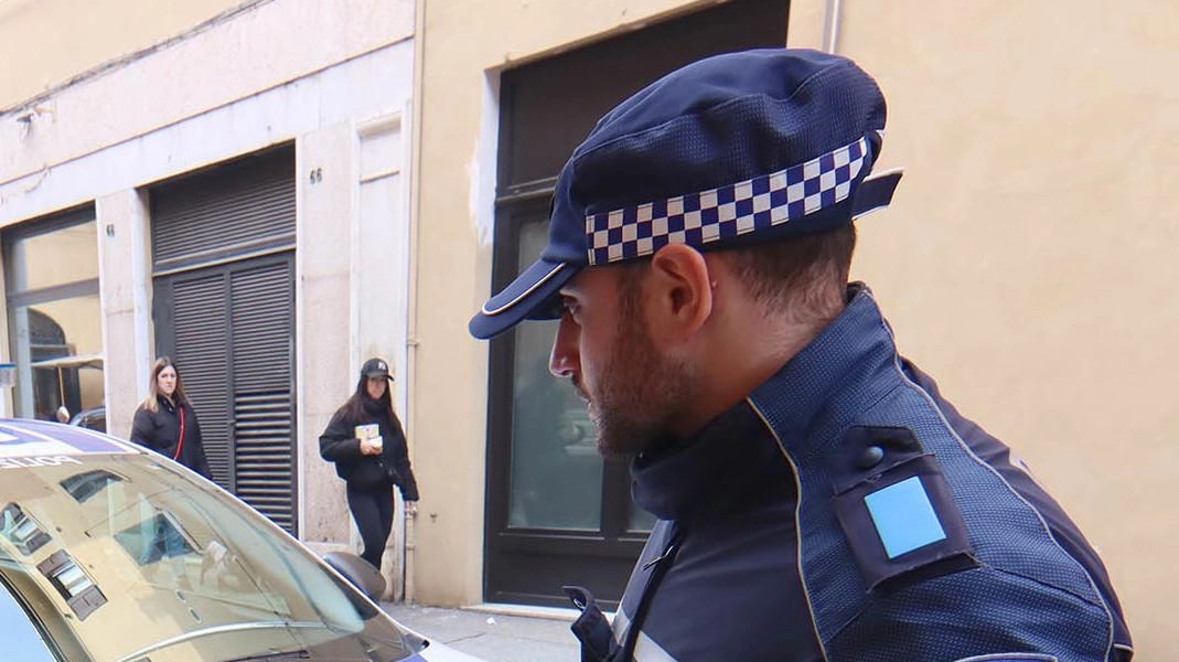 La conducente, 24 anni, dovrà rispondere di resistenza a pubblico ufficiale. La spericolata corsa è iniziata in viale Costituzione ed è finita in via della Fiera