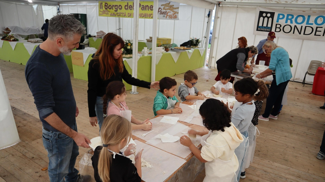 Bondeno, l’iniziativa è partita dai volontari bavaresi della gemellata Dillingen nell’ambito della Fiera. Bambini in visita al ’Borgo del pane’