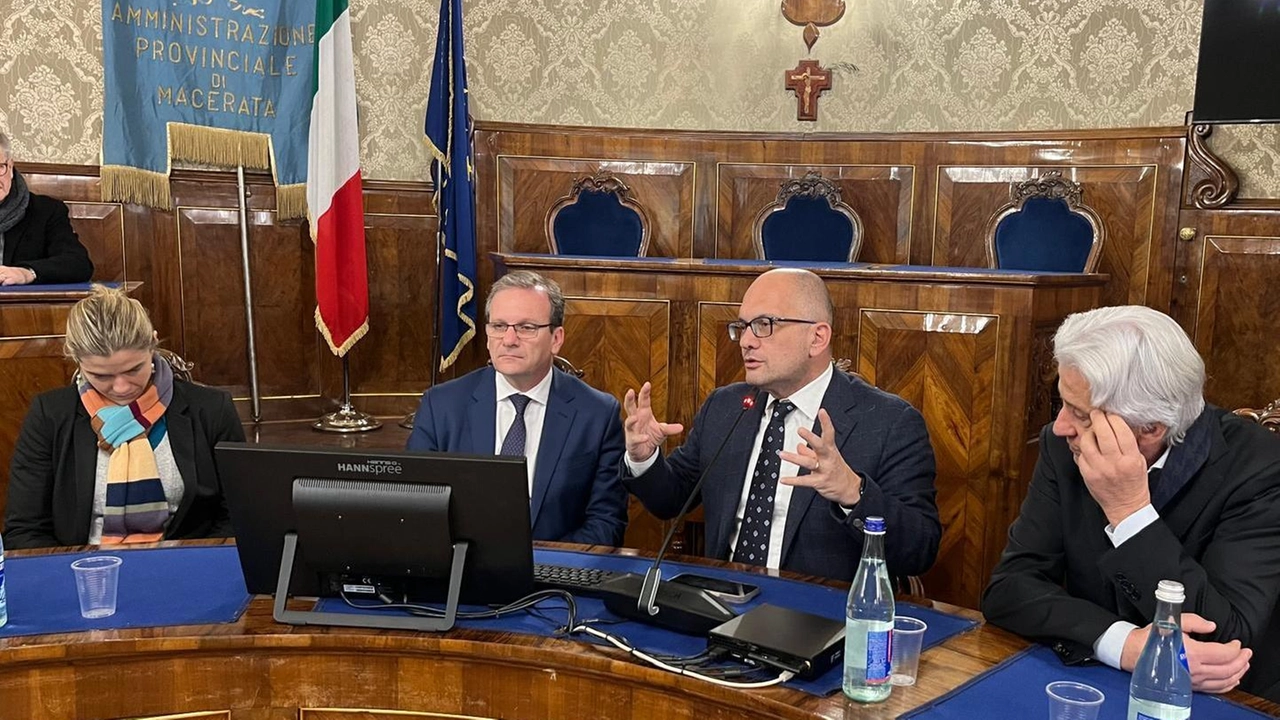 Il senatore Castelli e il presidente Parcaroli ieri in Provincia a Macerata