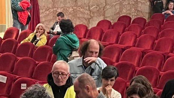 Al teatro Carani 600 persone hanno ascoltato le ’confessioni’ del pianista sulla lotta contro un mieloma. Poi l’incontro con i ragazzi dell’Accademia Filarmonica e una lunghissima fila per autografare il suo libro.