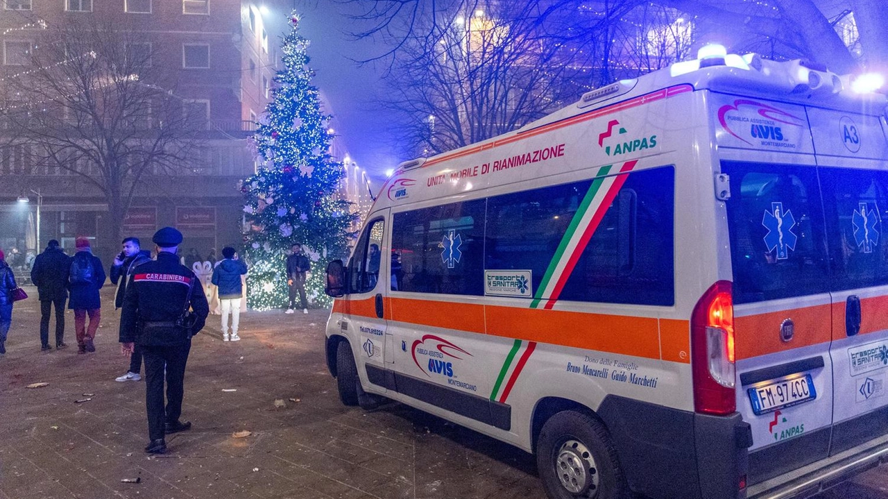 I carabinieri e un equipaggio della Croce Gialla in piazza Roma