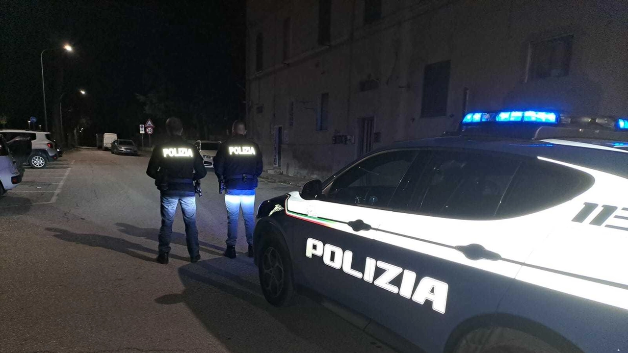 Hanno rubato il portafogli ad un camionista mentre stava scaricando la merce, per poi utilizzare due carte di credito e...