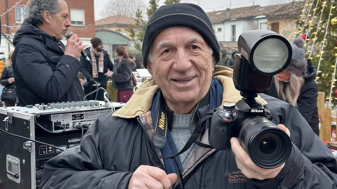 Foto Mario non molla. Lo storico fotografo di Gambettola Mario Alessandrini alla soglia degli 80 non molla la macchina fotografica...