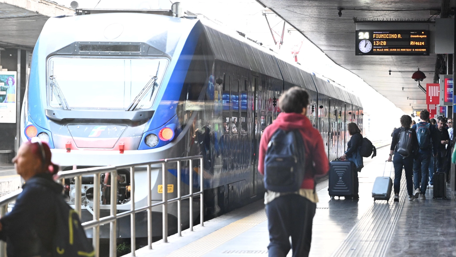 Nel dettaglio, intorno alle 12.50, erano 21 i treni in partenza e 13 quelli in arrivo cancellati a seguito della mobilitazione. Il maggior ritardo, pari a 95 minuti, riguarda una Frecciarossa in arrivo da Taranto e diretta a Torino