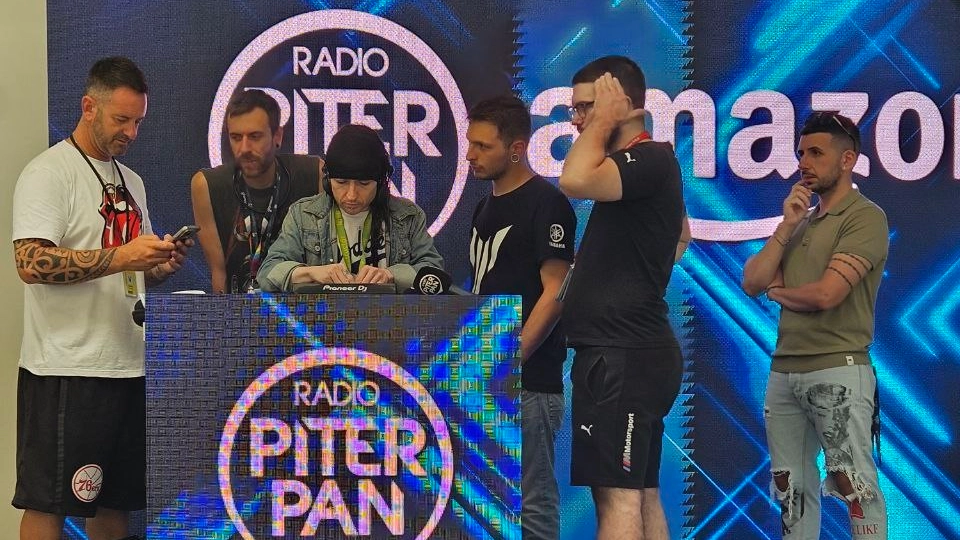 In occasione dell’evento, Radio Piterpan ha trasmesso dal magazzino, intervistando alcuni dipendenti e coinvolgendone altri in lezioni per diventare DJ