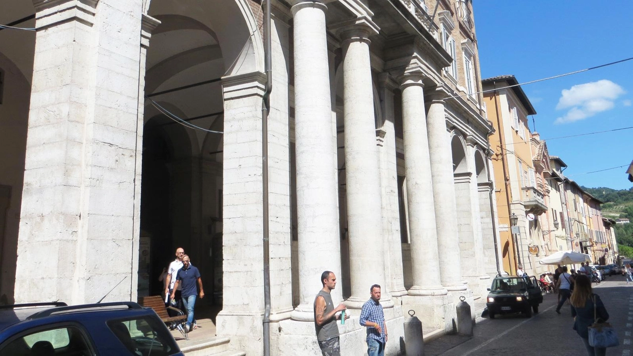 Un’immagine della facciata del. municipio di Pergola. L’ente destina le donazioni al sociale