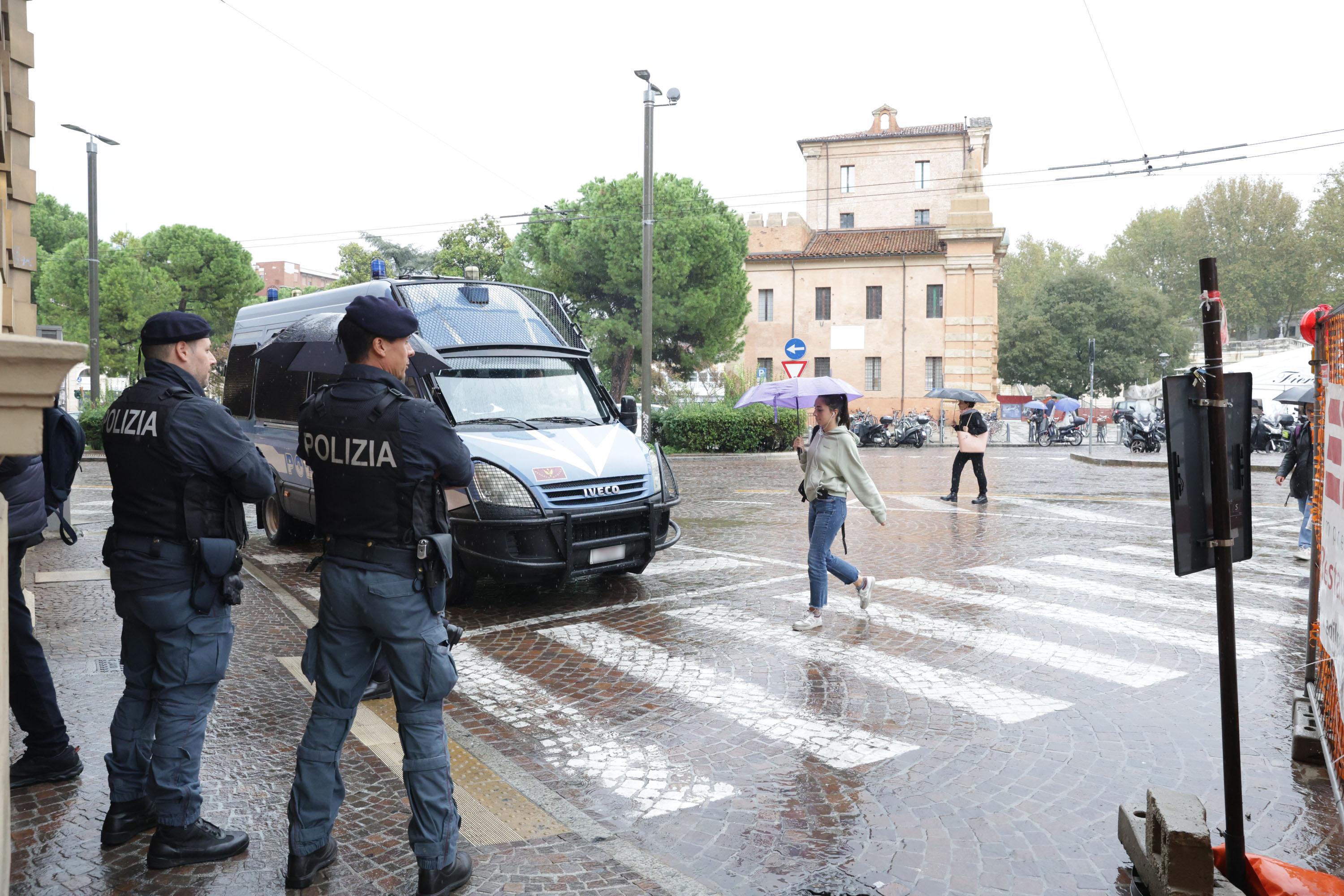 Aggredisce e rapina due ragazzi a Bologna: aveva il divieto di dimora