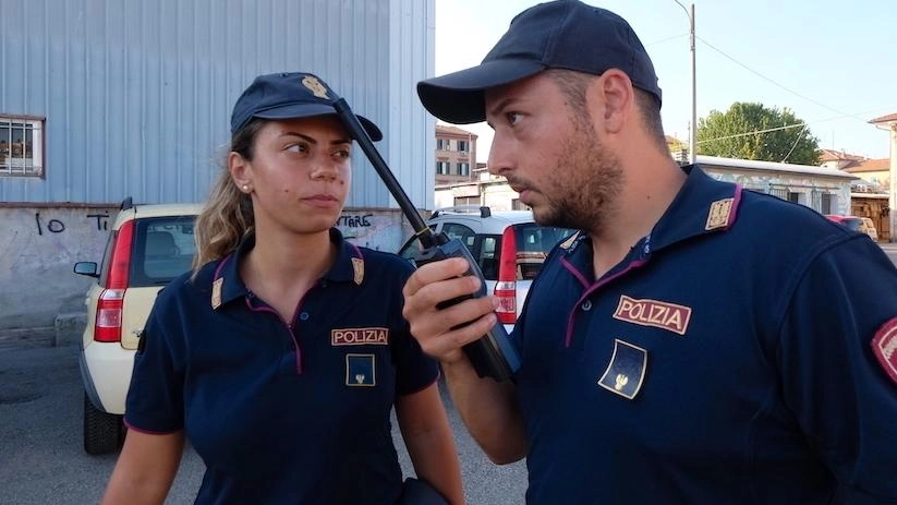 Durante un controllo notturno, la polizia ha sorpreso un extracomunitario somalo con sostanza stupefacente a Piazza d'Armi. L'uomo è stato denunciato e la zona è sotto stretto controllo per contrastare il traffico di droga.